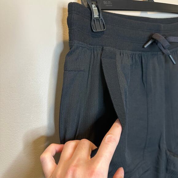 NWT Avalanche Valley Cargo Capri Pants Womens Small Black High Waisted Pockets - Picture 5 of 12